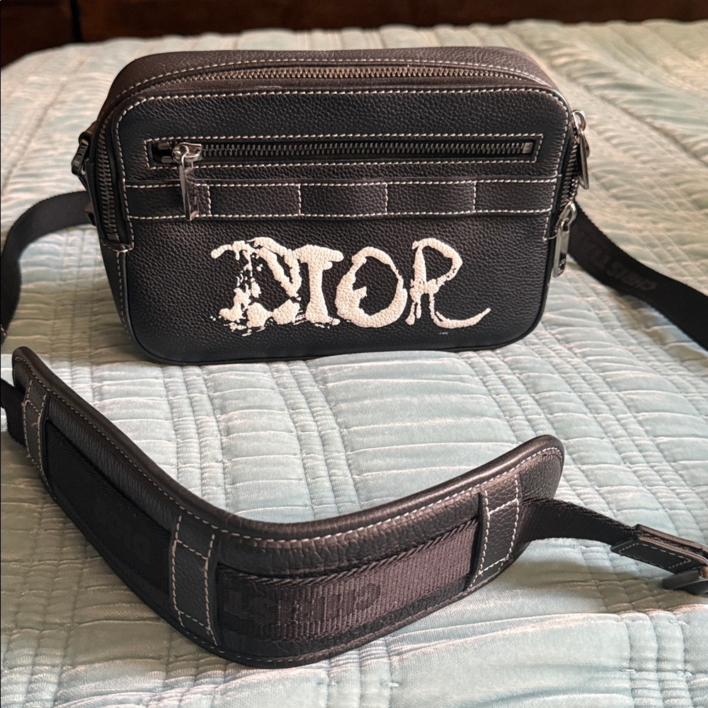 DIOR X PETER DOIG AUTENTIC BLACK AND WHITE LOGO CROOSSBODY BAG 26 BO 0241